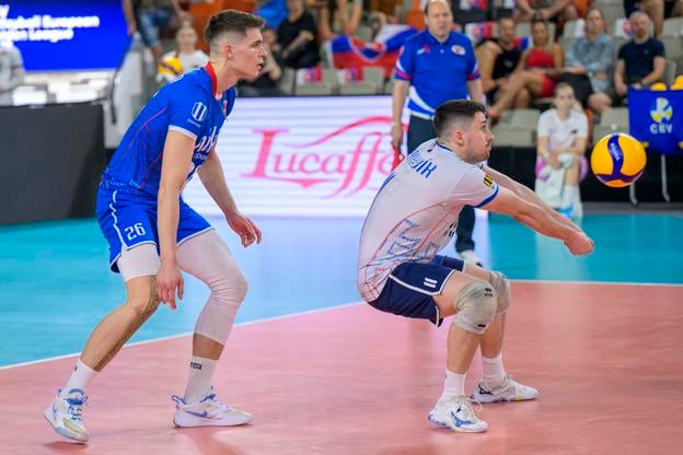 Zava Matej Sýkora a Bartolomej Jakubík (obaja Slovensko) počas zápasu Zlatej Európskej ligy vo volejbale Slovensko - Fínsko v Bratislave.