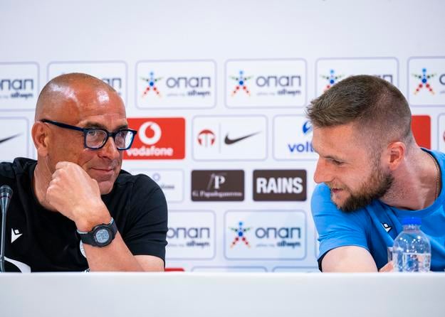 Milan Škriniar a tréner slovenskej futbalovej reprezentácie Francesco Calzona počas tlačovej konferencie Slovenska pred prípravným zápasom Grécko – Slovensko v piatok 6. júna 2025 v gréckom Heraklione.