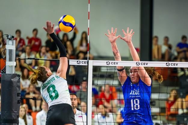 Zľava Ulkar Karimová (Azerbajdžan) a Karin Sunderlíková (Slovensko) počas zápasu Zlatej Európskej ligy vo volejbale žien Slovensko - Azerbajdžan v Bratislave.