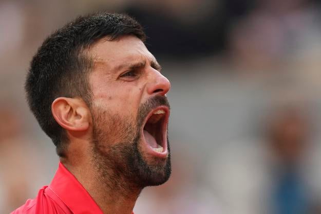 Novak Djokovič reaguje v semifinále mužskej dvojhry proti Talianovi Jannikovi Sinnerovi na grandslamovom turnaji Roland Garros v Paríži.