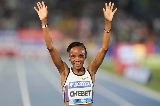 Keňanka Beatrie Chebetová sa raduje po víťazstve v behu na 5000 m na atletickom mítingu Diamantovej ligy v Ríme.