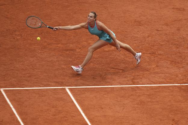 Arina Sobolenková odvracia loptičku vo finále dvojhry žien Američanke Coco Gauffovej na grandslamovom turnaji Roland Garros v Paríži.
