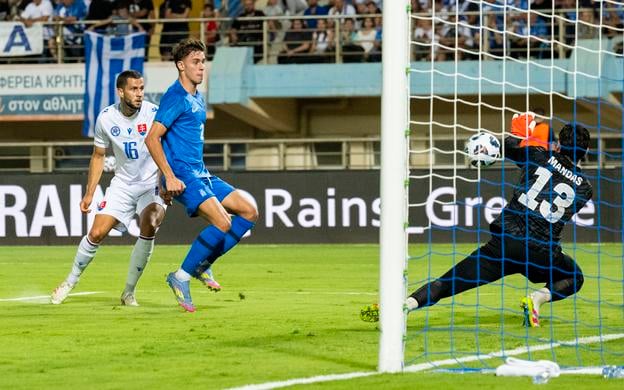 Zľava Dávid Hancko (Slovensko), Giorgos Vagiannidis (Grécko) a grécky brankár Christos Mandas počas prípravného zápasu Grécko – Slovensko.