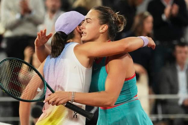 Arina Sobolenková (vpravo) sa objíma s Poľkou Igou Swiatekovou po víťazstve v semifinále ženskej dvojhry Roland Garros 2025.