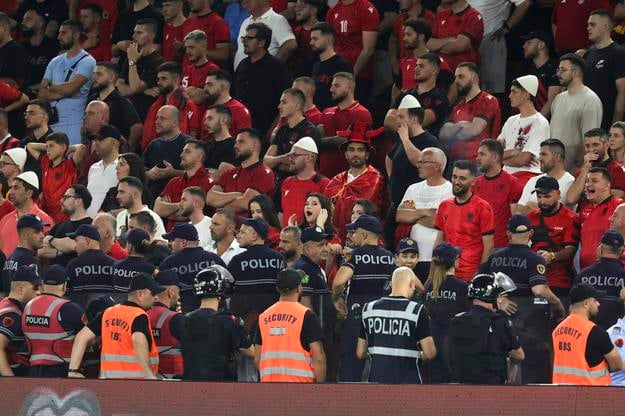 Albánska polícia zabezpečuje priestor tribúny počas kvalifikačného futbalového zápasu na majstrovstvá sveta medzi Albánskom a Srbskom.