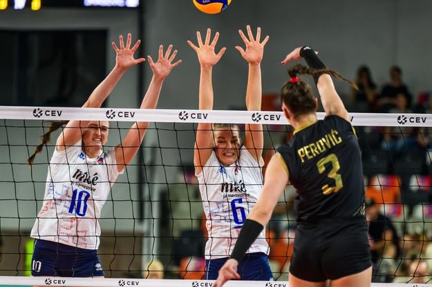 Na snímke  zľava hráčky Slovenska Nina Herelová, Karin Palgutová a hráčka Čiernej Hory Nikoleta Perovič počas zápasu Zlatej Európskej ligy vo volejbale žien Slovensko - Čierna Hora.