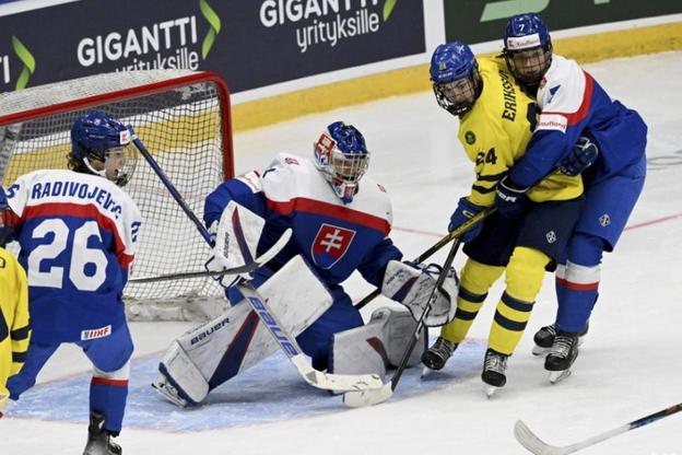 Luka Radivojevič počas zápasu Slovenska so Švédskom na MS hráčov do 18 rokov vo fínskom Espoo. Vpravo Andrej Fabuš (vpravo), na snímke ešte Švéd Linus Eriksson (druhý sprava) a brankár Slovenska Alan Lenďák.