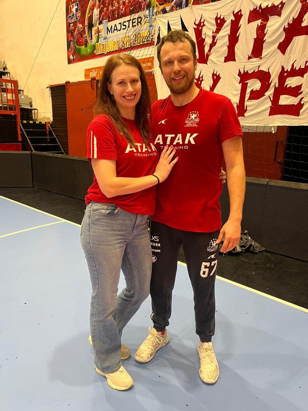 Hádzanársko-volejbalový pár po poslednom finálovom zápase play-off na palubovke MŠK.