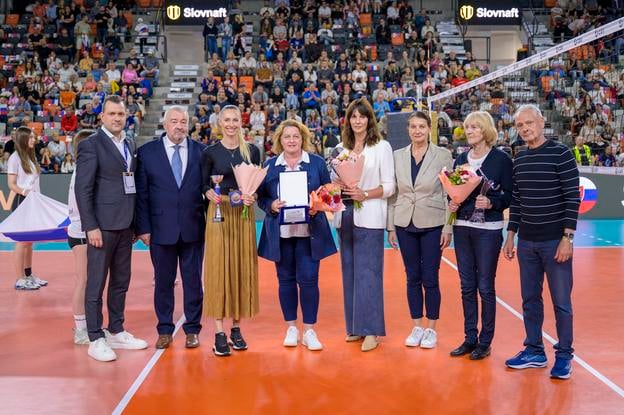 Romana Hudecová (tretia zľava) si cenu MVP prevzala pred zápasom Sloveniek s Čiernou Horou v ZEL.