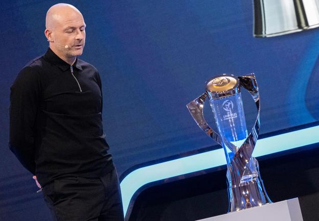 Anglický tréner Lee Carsley sa pozerá na trofej pre víťaza ME vo futbale do 21 rokov 2025.