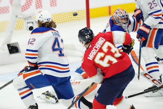 Brad Marchand (63) sa teší z gólu, ktorý strelil brankárovi Edmontonu Oilers Stuartovi Skinnerovi (74) v treťom finálovom zápase play off zámorskej NHL Florida Panthers - Edmonton Oilers.