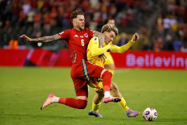 Joe Joe Rodon (vľavo) v súboji s Belgičanom Alexisom Saelemaekersom. Zo stretnutia Belgicko - Wales 4:3 v Bruseli.