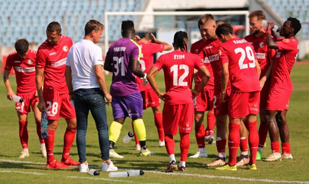 Jozef Kostelník (v bielom) rozdáva pokyny svojim zverencom.