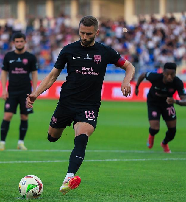 Pavol Šafranko premieňa vo finále Azerbajdžanského pohára jedenástku.