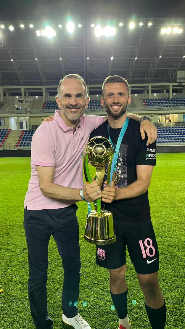 S víťaznou trofejou a svojím agentom Perom Miljanovičom.