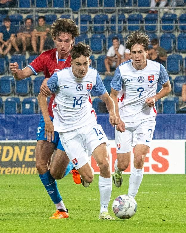 Bratia Sauerovci: Mário (s číslom 14) a za ním Leo v prípravnom zápase reprezentácie do 21 rokov proti Česku.