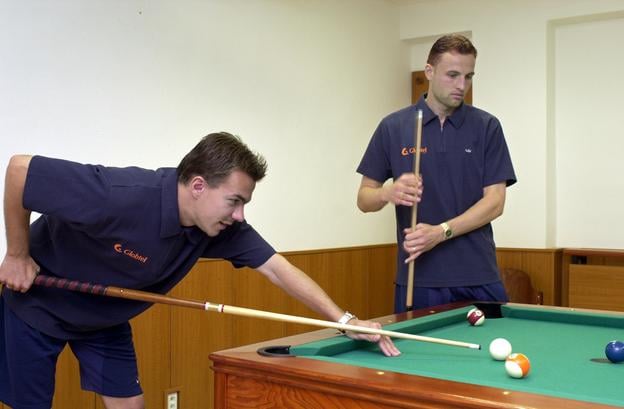 Forma sa dolaďovala aj za biliardovými stolmi, vľavo Szilárd Németh, vpravo stopér a ďalší rodák z Komárna Peter Lérant. 