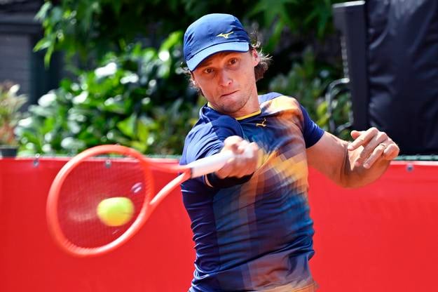 Jozef Kovalík odvracia úder Brita Jana Choinského v 1. kole dvojhry mužov na antukovom challengerovom turnaji Bratislava Open.