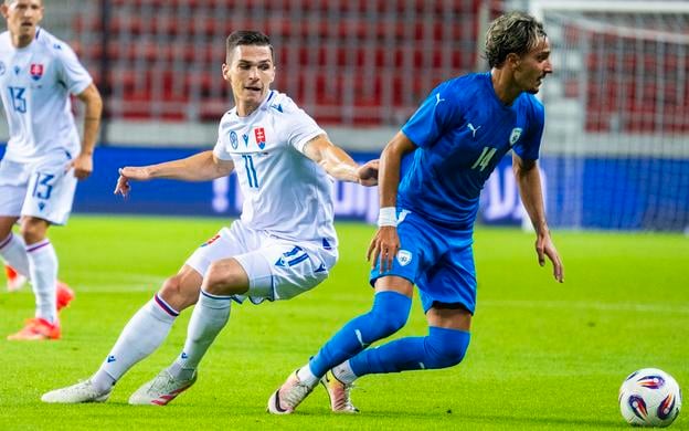 Ľubomír Tupta (vľavo) a Guy Mizrahi (Izrael) počas prípravného zápasu Izrael – Slovensko v maďarskom Debrecíne.