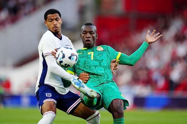 Levi Colwill (vľavo) a Nicolas Jackson v súboji o loptu v zápase Anglicko - Senegal.