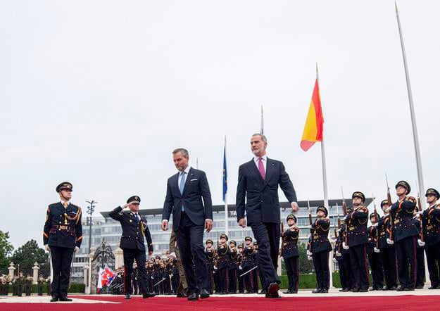 Pictured from right: Spanish King Felipe VI and Slovak President Peter Pellegrini during the welcome ceremony at the Presidential Palace in Bratislava on Tuesday, 10 June 2025.