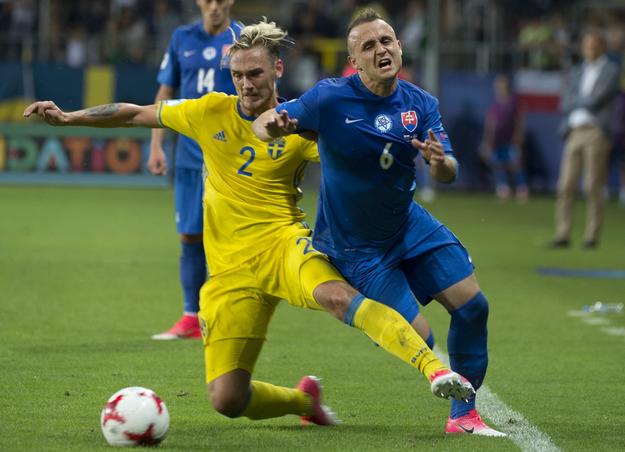 Stanislav Lobotka (vpravo) v súboji so Švédom Linusom Wahlquistom počas ME 2017 hráčov do 21 rokov.