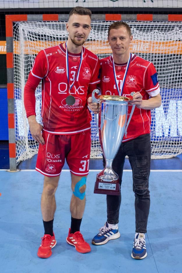 Ľubomír Ďuriš (vpravo) so spoluhráčom Martinom Briatkom s vicemajstrovským pohárom za 2. miesto v extralige, v ktorej chýbal vo finále svojmu tímu pre zranenie.