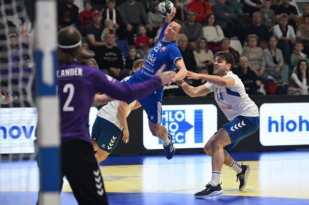 Ľubomír Ďuriš  - pri zakončení v marcovom kvalifikačnom zápase ME 2026 proti Fínsku v Hlohovci - je neodmysliteľnou súčasťou národného tímu Slovenska. Na jeseň sa dozvieme, dokedy si bude obliekať dres reprezentácie.
