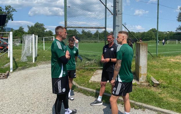 Tréner Tatrana Jaroslav Hynek v rozhovore s Pavlom Bajzom (vľavo), Martinom Regálim a Patrikom Šimkom (vpravo).