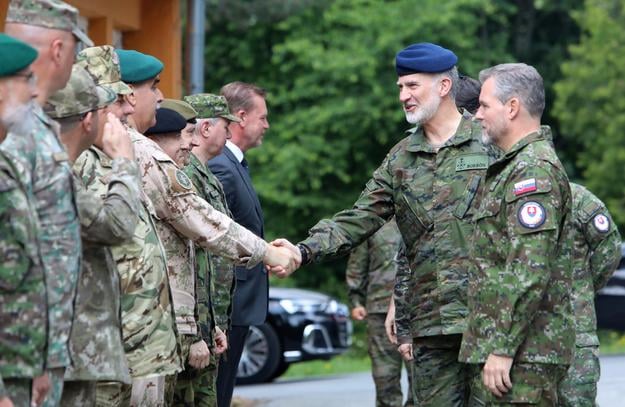 On Wednesday, Slovak President Peter Pellegrini (right) and Spain’s King Felipe VI (second from right) visited the Lešť military training centre in the Banská Bystrica Region. They observed the NATO Multinational Battle Group, now under Spanish command.