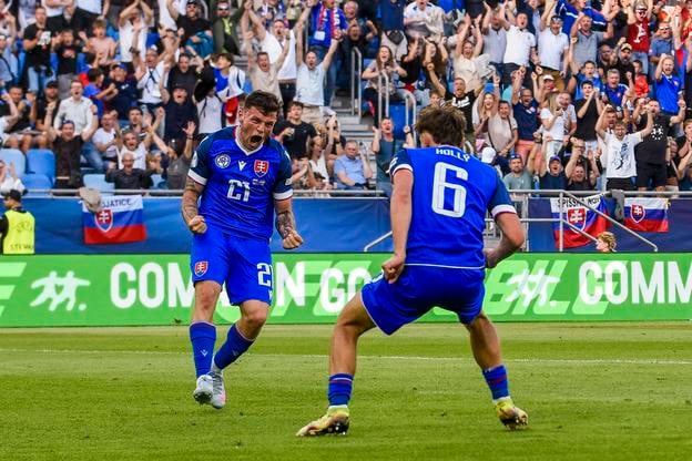 Samuel Kopásek sa teší s Marekom Hollým z gólu na 1:2.