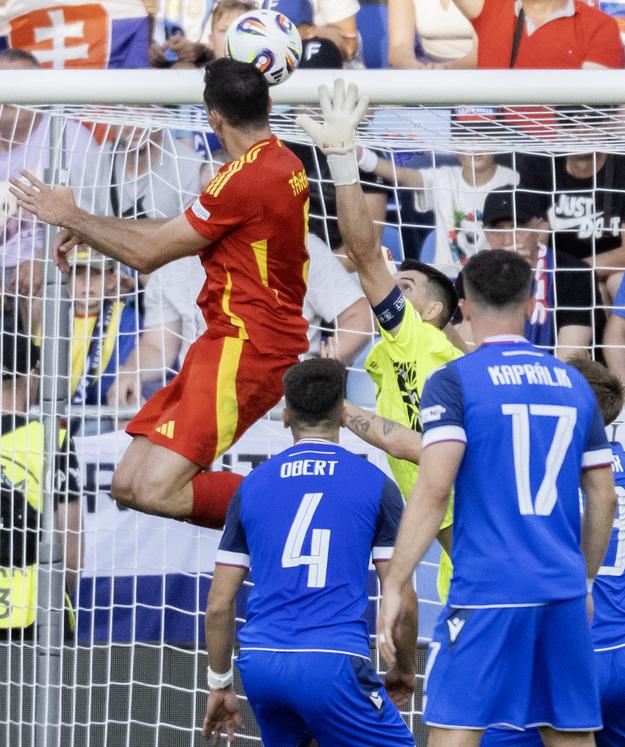 Rozhodujúci okamih: Cesar Tarrega skóruje cez Ľubomíra Belka v poslednej minúte zápasu a upravuje skóre na 3:2 pre favorizovaných Španielov.