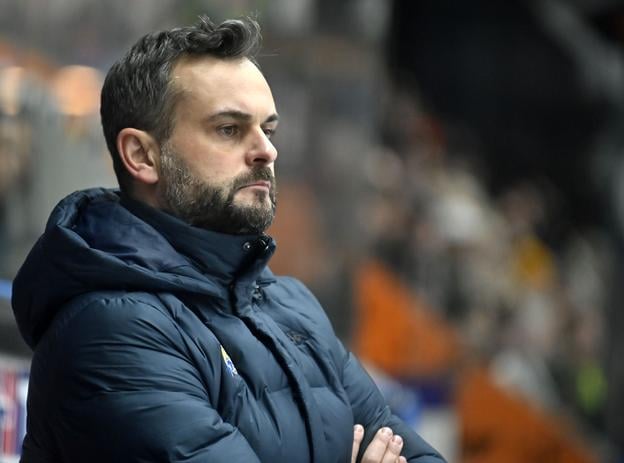 Na snímke tréner HK Spišská Nová Ves Vlastimil Wojnar v zápase 31. kola hokejovej Tipos extraligy HK Dukla Ingema Michalovce - HK Spišská Nová Ves 30. decembra 2023 v Michalovciach. 