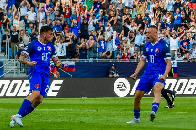 Nino Marcelli a Samuel Kopásek oslavujú prvý gól slovenského tímu na turnaji.