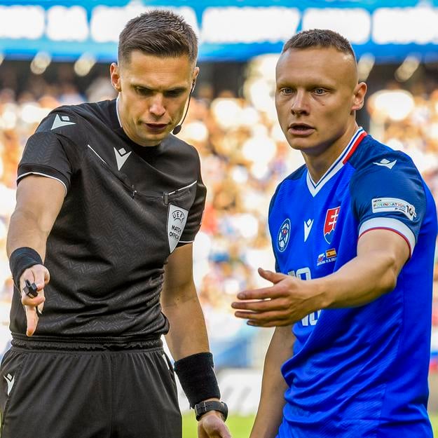 Nino Marcelli v debate s hlavným rozhodcom zápasu Damianom Sylwestrzakom.