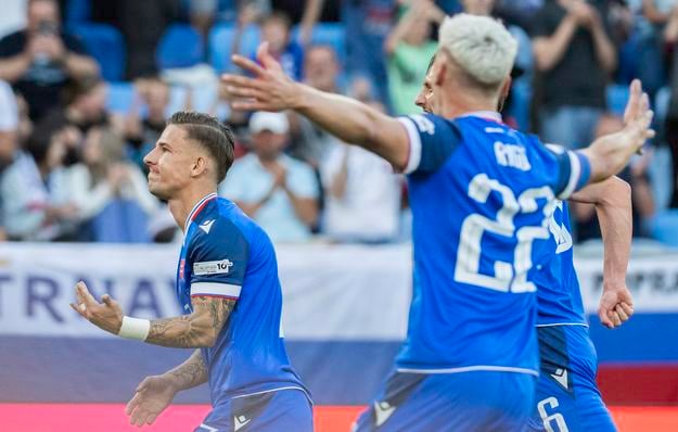 Tomáš Suslov a Tomáš Rigo oslavujú gól v sieti súpera.
