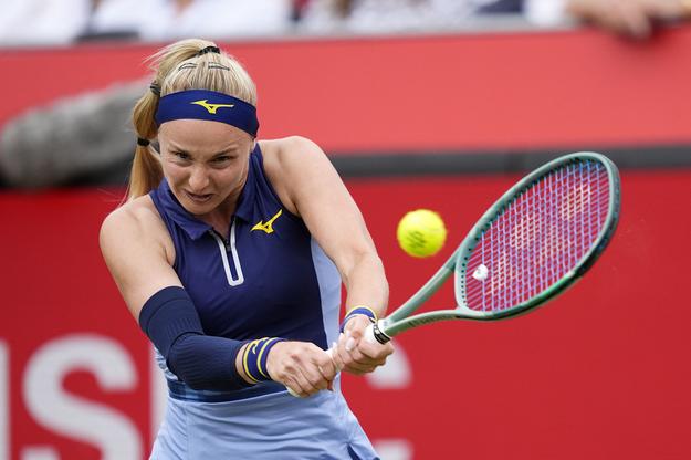 Rebecca Šramková odvracia loptičku Emme Raducanuovej v 2. kole dvojhry žien na turnaji WTA v Londýne.