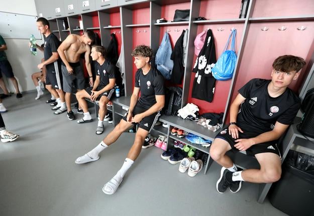 Hráči FK Železiarne Podbrezová v šatni počas štartu letnej prípravy.