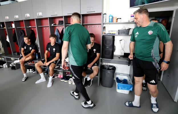 Hráči FK Železiarne Podbrezová v šatni počas štartu letnej prípravy.