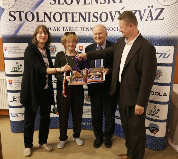Vicemajsterka sveta z roku 1973 Alica Chladeková-Grofová (vľavo) a bronzový medailista z MS 1991 Milan Grman (vpravo) pokrstili svojimi cennými kovmi publikáciu Storočnica s loptičkou a raketami od Marty Brúderovej (druhá zľava),  Zdenka Kríža (druhý sprava) a autorského kolektívu.