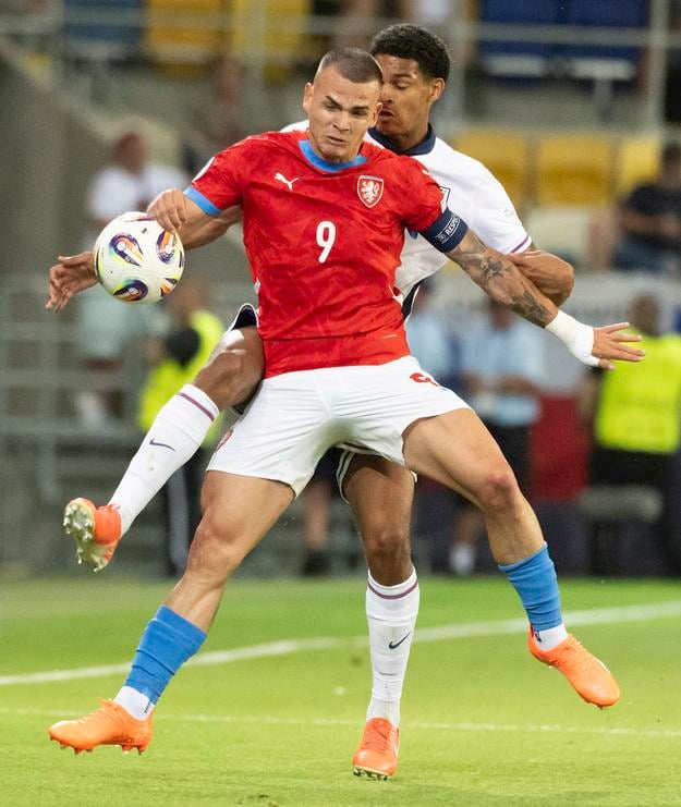 Václav Sejk (Česko) a v pozadí Jarell Quansah (Anglicko) bojujú o loptu počas zápasu základnej B-skupiny Česko - Anglicko na majstrovstvách Európy hráčov do 21 rokov v Dunajskej Strede.
