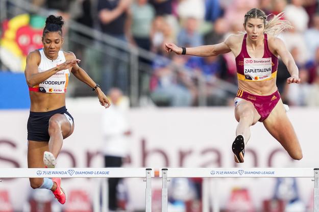 Panamčanka Gianna Woodruffová a Emma Zapletalová počas pretekov v behu na 400 m cez prekážky v Oslo.