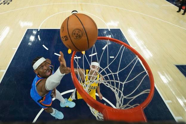 Shai Gilgeous-Alexander strieľa na kôš vo štvrtom finále NBA Indiana - Oklahoma.