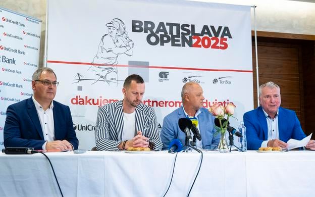 Zľava riaditeľ UniCredit Bank Jaroslav Habo, Filip Polášek, tenisový tréner Marián Vajda a riaditeľ turnaja Branislav Stankovič počas tlačovej konferencie k tenisovému turnaju Bratislava Open 2025.