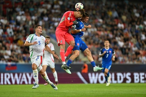 Brankár Sebastiano Desplanches  (Taliansko)v súboji so striedajúcim Adriánom Kaprálikom (Slovensko) počas zápasu základnej A-skupiny Slovensko - Taliansko na majstrovstvách Európy hráčov do 21 rokov v Trnave.