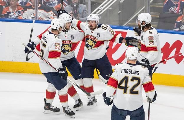 Gólová radosť hráčov Floridy v piatom finálovom zápase play-off zámorskej NHL Edmonton Oilers - Florida Panthers.