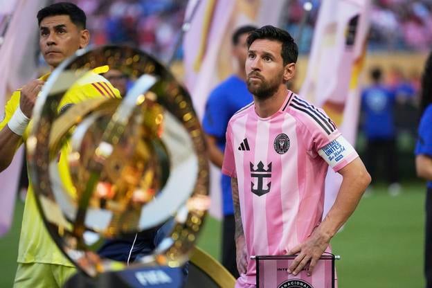 Futbalista Interu Miami Lionel Messi (vpravo) a brankár Miami Oscar Ustari stoja vedľa trofeje pred otváracím zápasom majstrovstiev sveta klubov Al-Ahly Káhira (Egypt) - Inter Miami (USA).