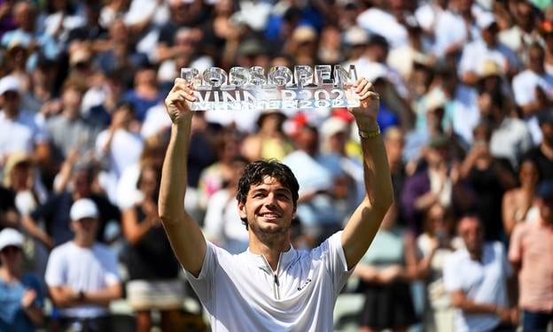 Americký tenista Taylor Fritz oslavuje víťazstvo nad Nemcom Alexandrom Zverevom vo finále mužskej dvojhry na trávnatom turnaji v Stuttgarte.