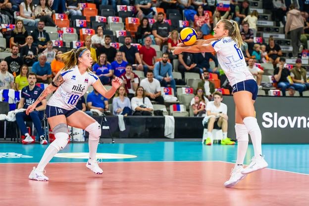 Zľava Karin Sunderlíková a Karin Palgutová počas zápasu Zlatej Európskej ligy proti Čiernej Hore.