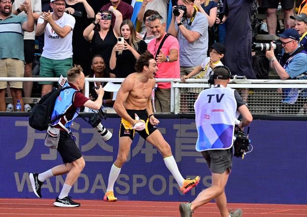 Švédsky skokan o žrdi Armand Duplantis sa raduje po tom, ako vylepšil svetový rekord na atletickom mítingu Diamantovej ligy v Štokholme.